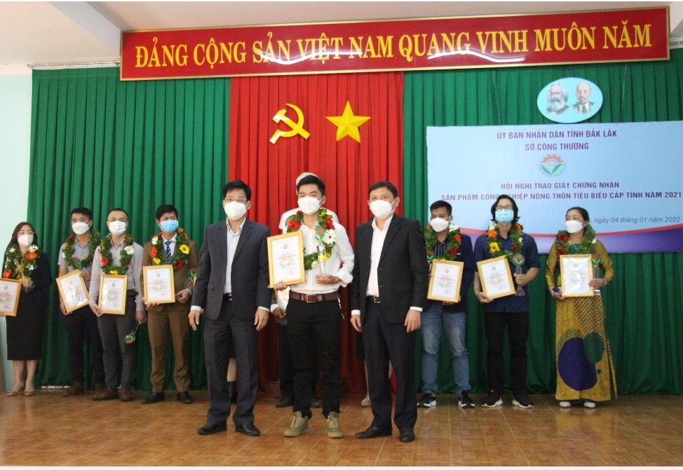 Hạt mắc ca Đắk Lắk cao cấp của Công ty Cổ phần DAMACA Nguyên Phương, được vinh danh là một trong 15 sản phẩm công nghiệp nông thôn tiêu biểu năm 2021. 